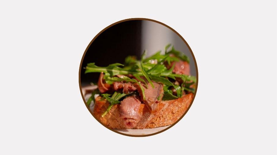 Брускета с ростбифом и пряным соусом